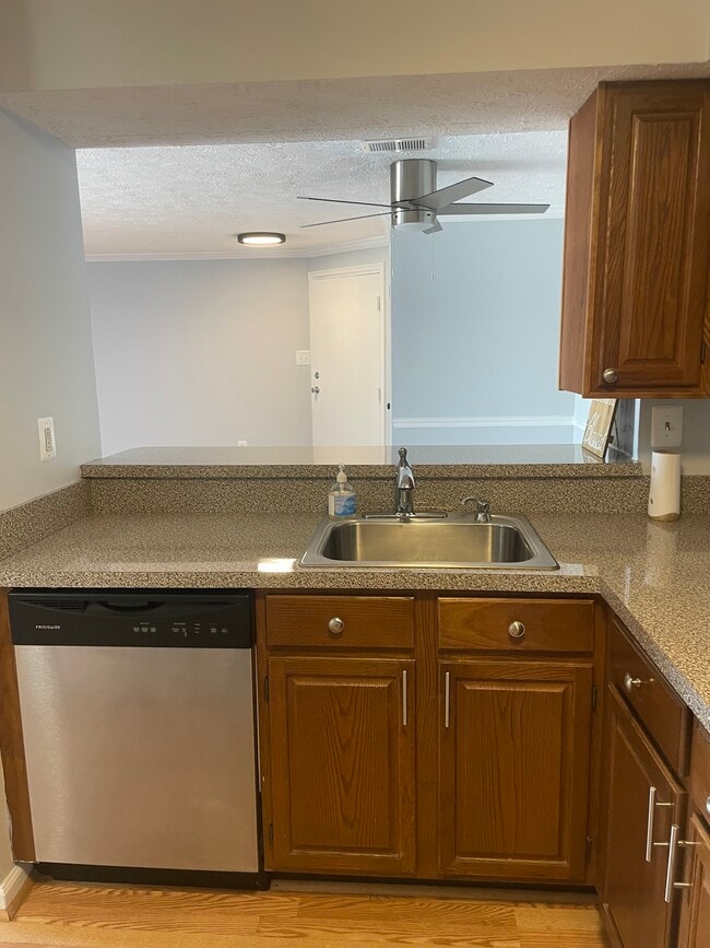 Kitchen - 804 Stratford Way Unit M