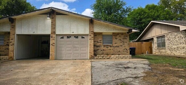 Building Photo - Cozy 3 Bedroom Unit! Tour Today! Rental