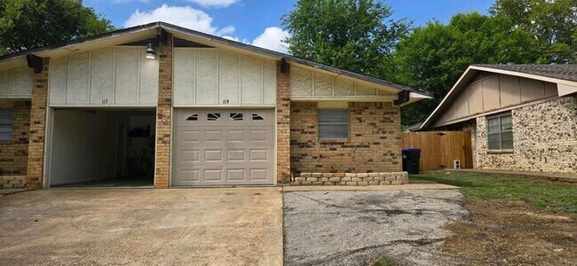 Cozy 3 Bedroom Unit! Tour Today! - Cozy 3 Bedroom House Unit! Tour Today!