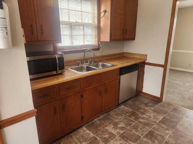 Photo - SPACIOUS RANCH!!! Close to Post