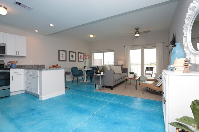 1BR, 1BA 868SF - Entry
