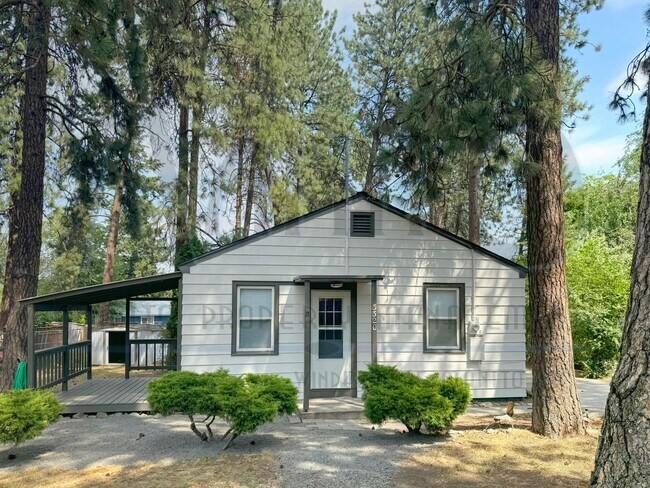 Charming Home Across From Finch Arboretum - Charming Home Across From Finch Arboretum