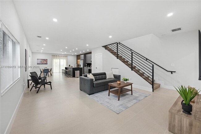 Photo - 1121 NW 25th St