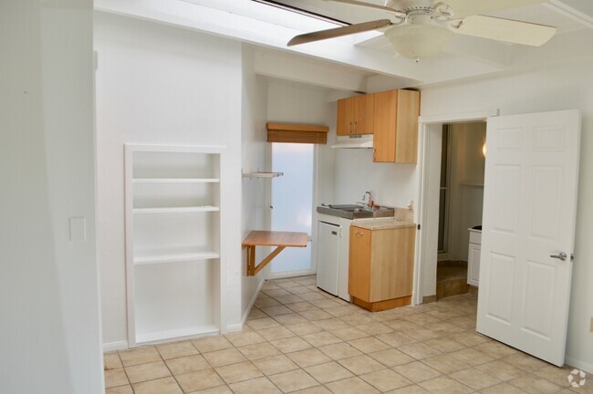 Building Photo - Bright Studio Apartment in Great Pacific B...