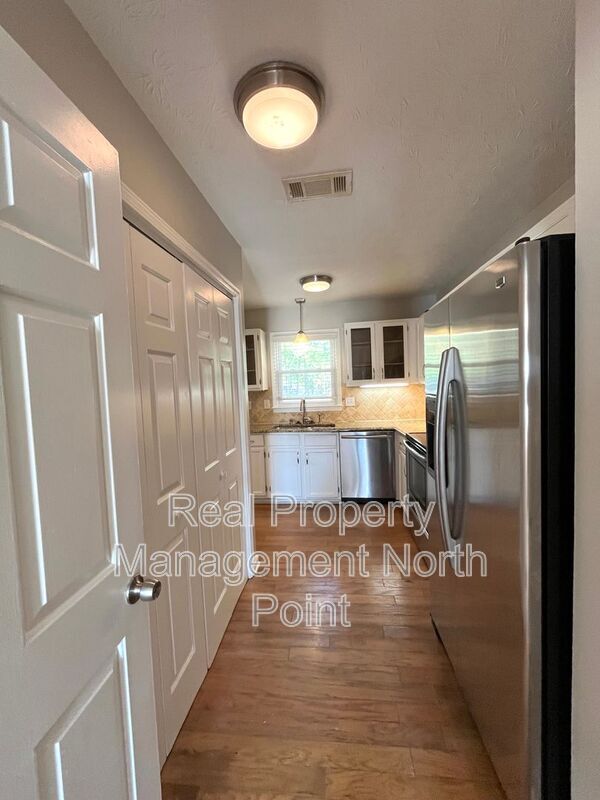 Photo - 585 Wedgewood Dr