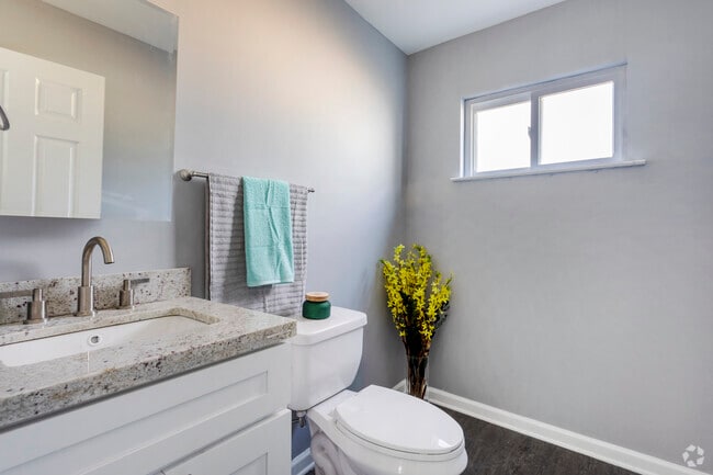 2BR, 1BA - 850 SF