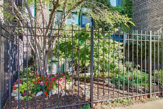 Photo - 819 N Damen Ave