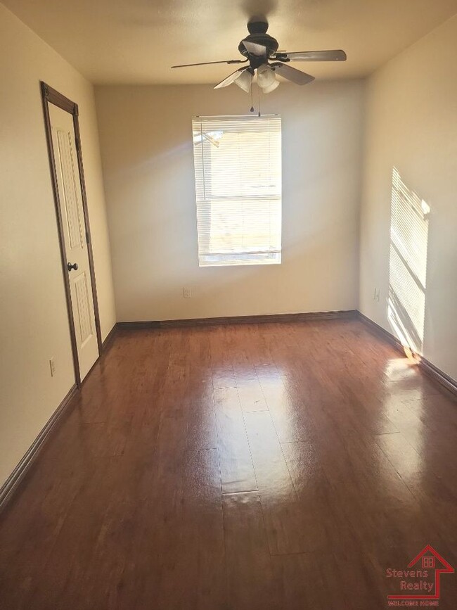 Photo - 1604 NW Lindy Ave