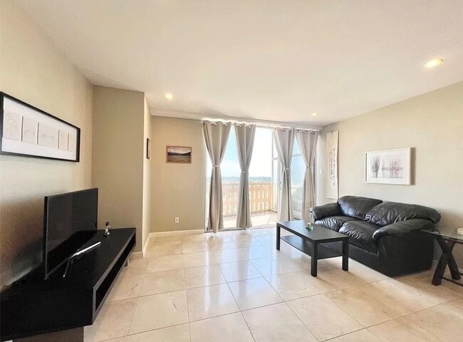 Building Photo - 2016 Main St Unit 1708