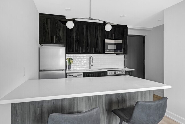 Photo - 658 Somerset St W