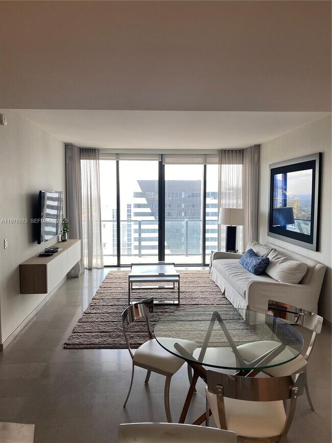 Photo - 88 SW 7th St Unidad 1904