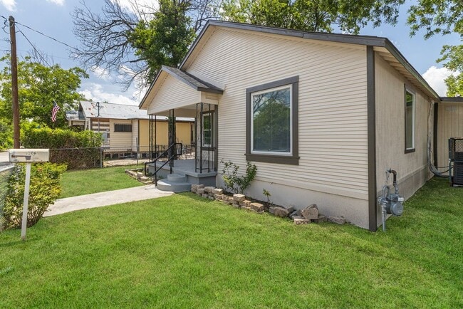 Photo - 1906 Montezuma St
