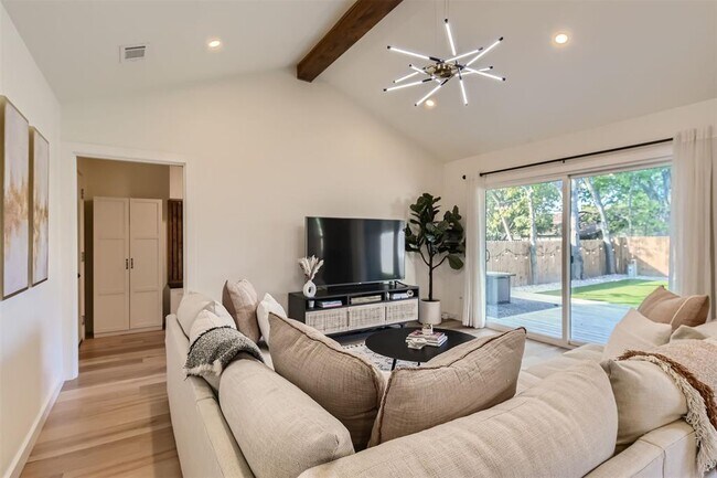 Photo - 1112 Milford Way