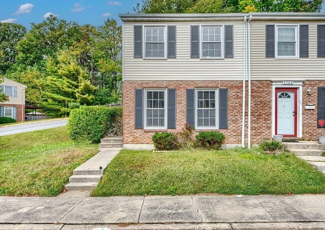 Building Photo - Updated End-of-Group Townhome with Finished Lower Level, Fenced Yard & Community Pool