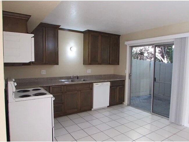 Photo - 2 Bed, 1 Bathroom Apartment Unit 8, Hollister, CA 95023