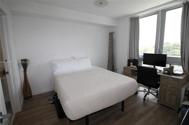 Building Photo - 13800 Highland Dr Unit 510