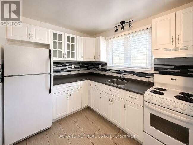 Photo - 307 Springbank Ave N