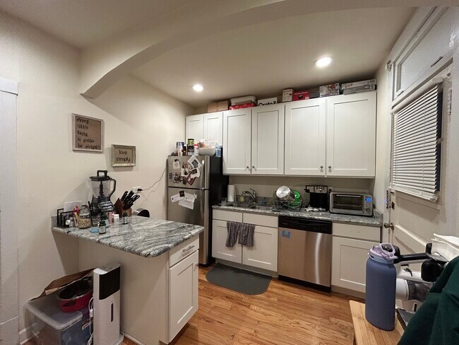 Building Photo - 2555 W Eastwood Ave Rental