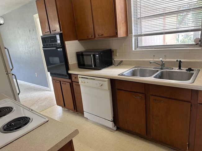 Photo - Convenient Leesburg Living – Walk to Leesburg High School!