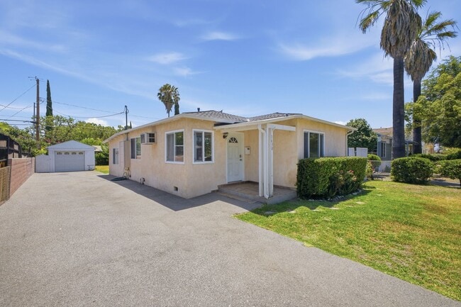 Building Photo - Stunning 3-Bedroom Burbank Home with Office & Entertainer’s Backyard