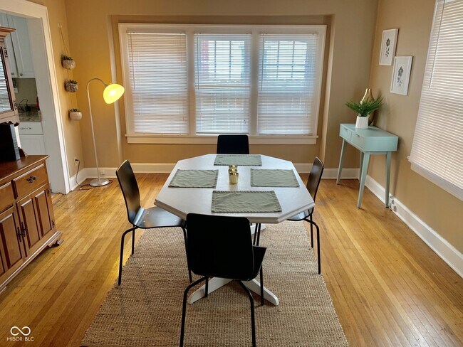 Photo - 425 W 44th St