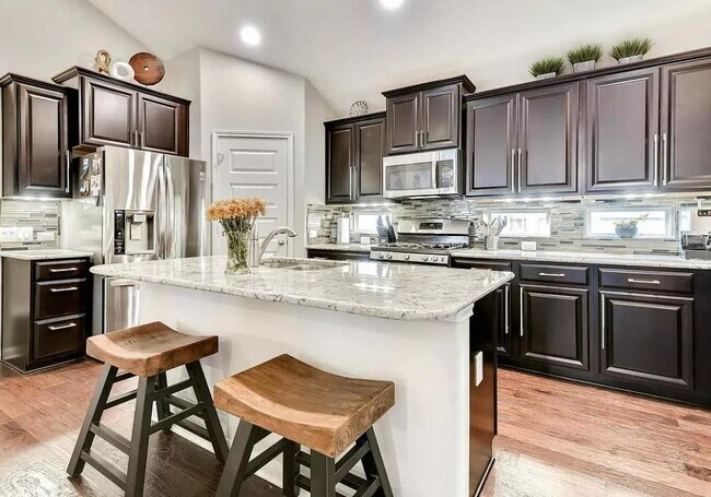 Photo - 2405 Muzzie Ln