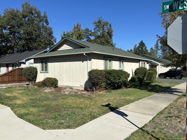 Photo - 1616 SW K St