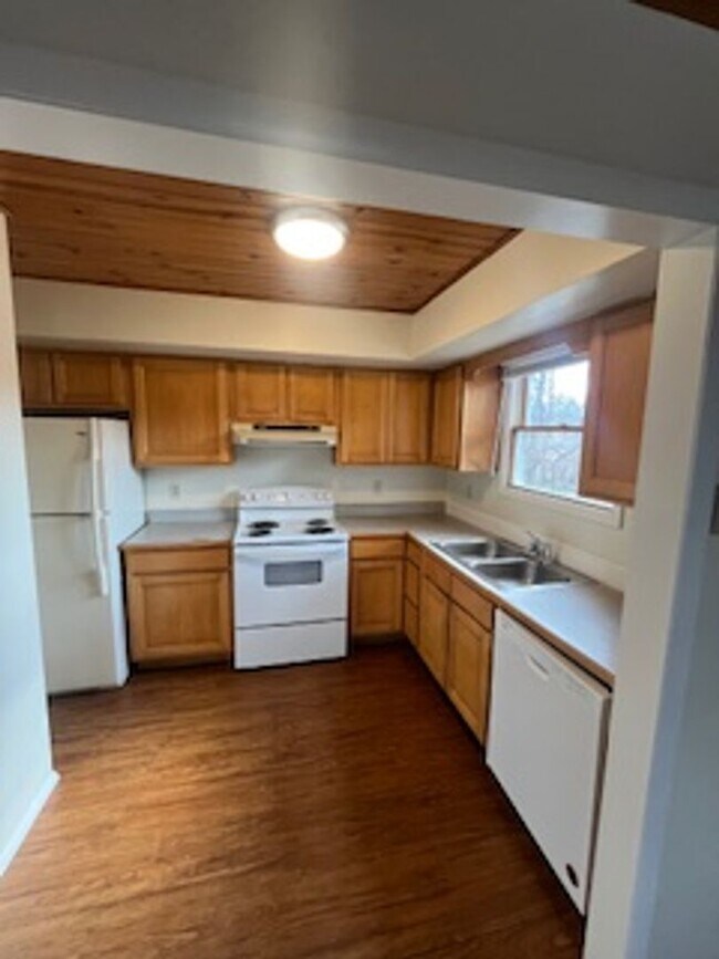 Photo - 3 bedroom, 2.5 bath townhome: Cedar Grove Townhomes. *6-MONTH LEASES ACCEPTED!* Unit 718 West 17th Street