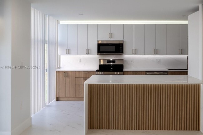 Building Photo - 18181 NE 31st Ct Unit 505