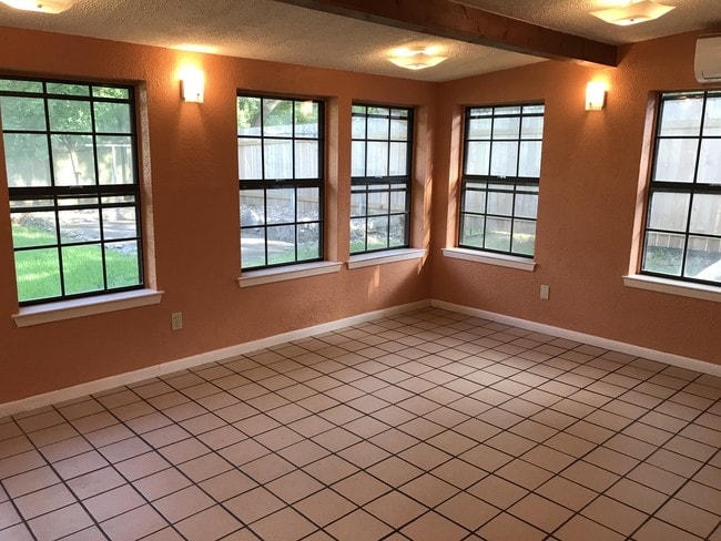 Sun room (with A/C) - 11203 Oak View Dr