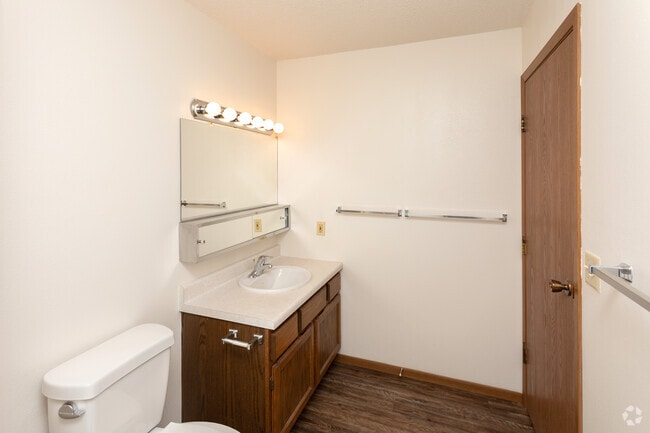 2BR, 1BA - 890SF