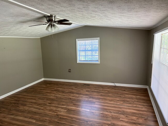 Building Photo - 1415 Hatcher Ave SE