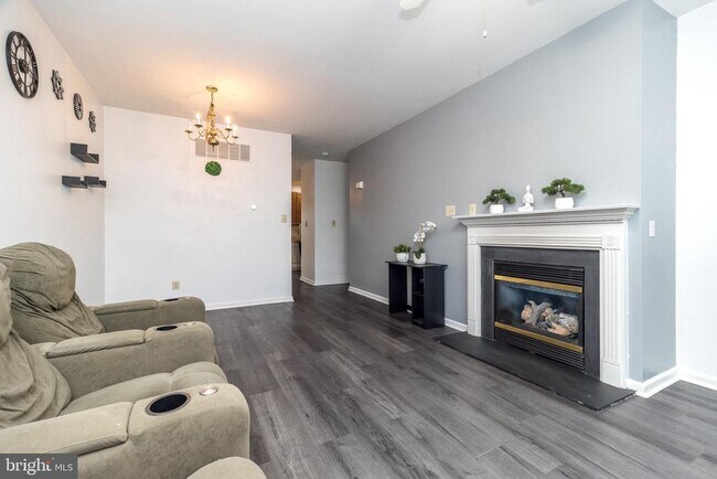 Photo - 483 Fort Hill Cir