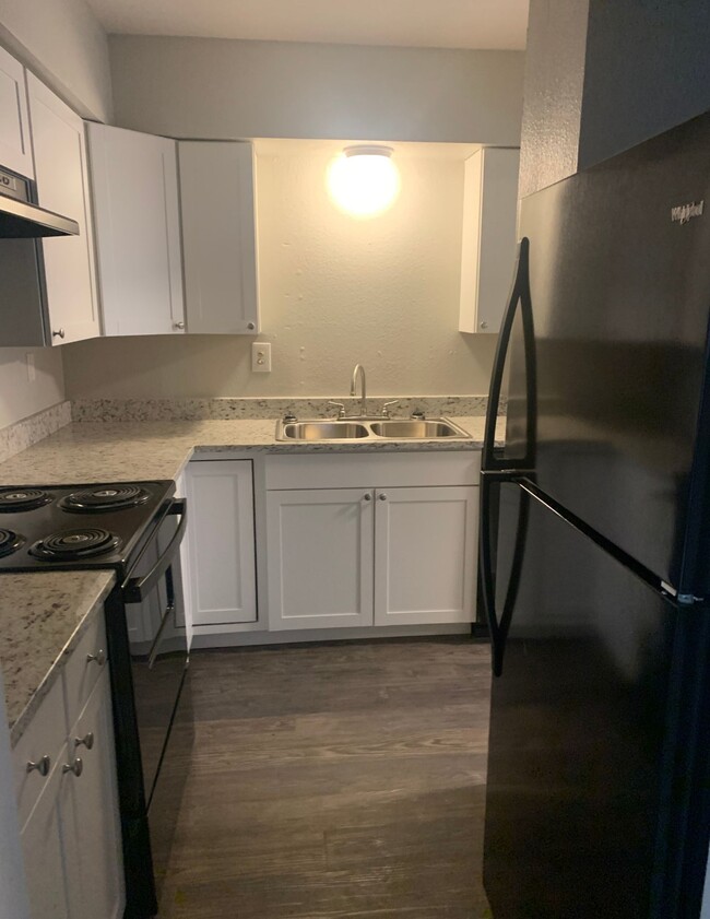 Building Photo - The Windsor - Specials Available! Rental