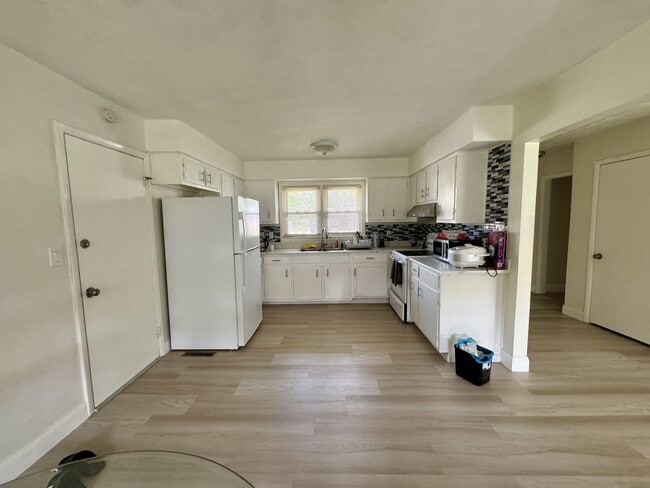 Building Photo - 20 Sandra Dr