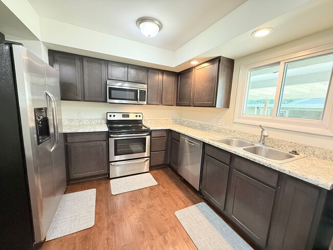 Building Photo - Incredible 3 bedroom ranch on corner lot! Rental