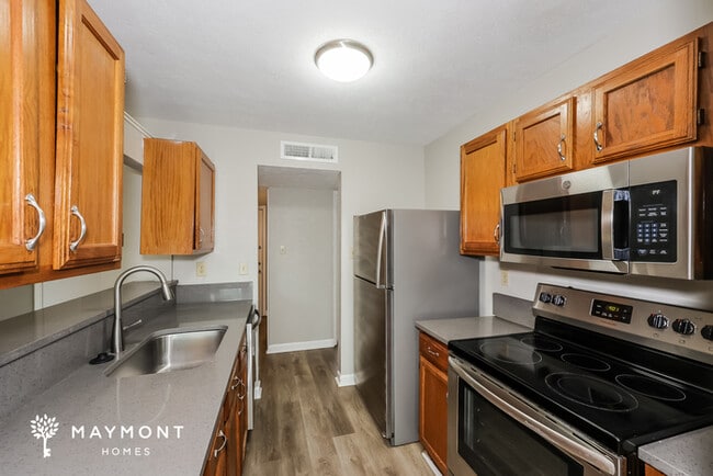 Photo - 7024 Greenview Cir S