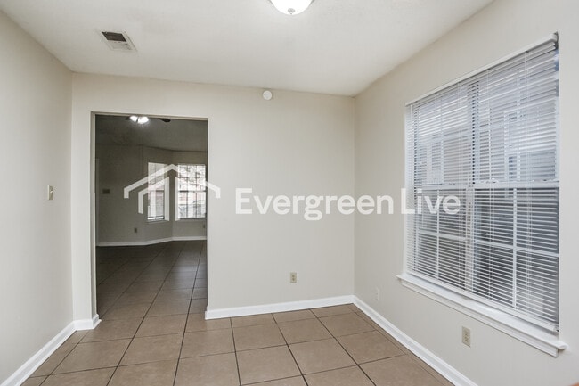 Photo - 5841 Hickory Cmns