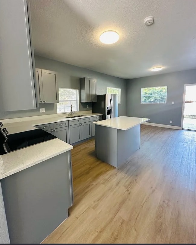 Photo - 2139 W St John St