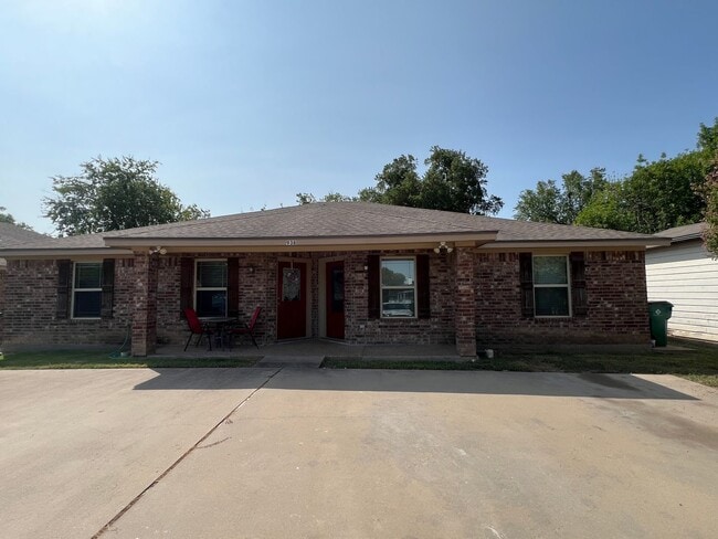 Building Photo - 938 W 3a St