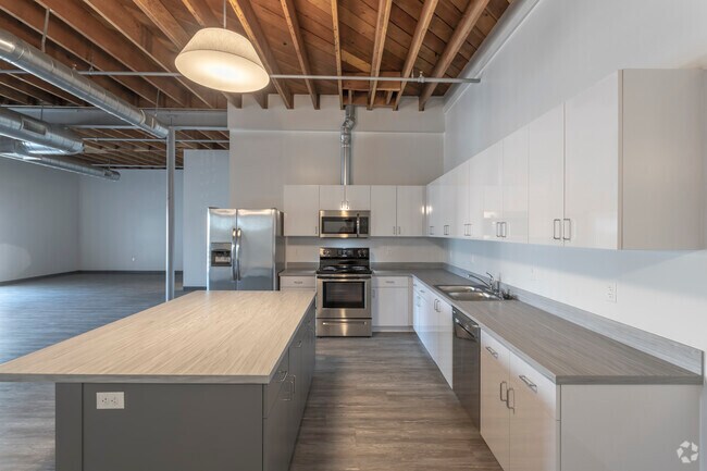 Loft, 1 BA - 1322 SF