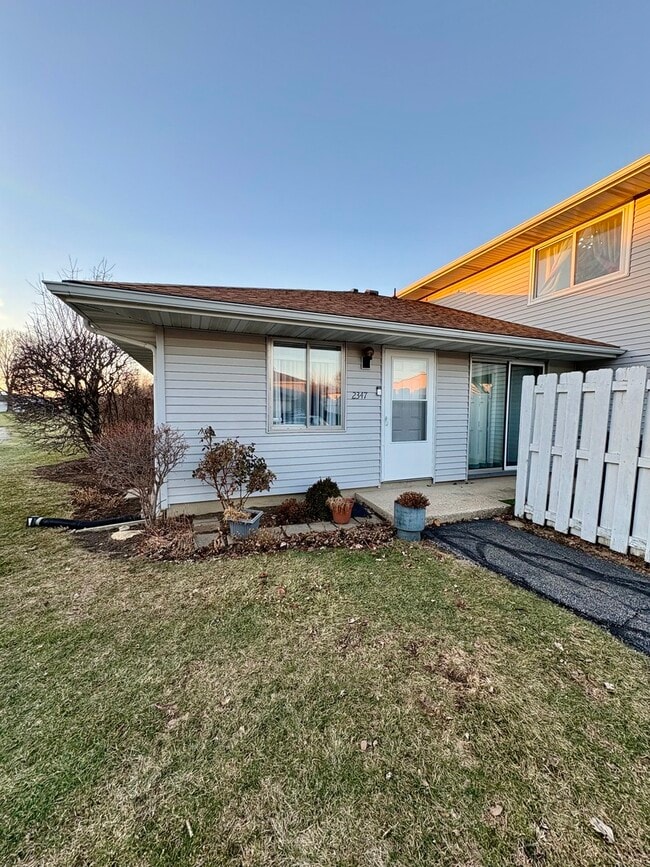 Building Photo - 2347 Carnation Dr Unit 2347