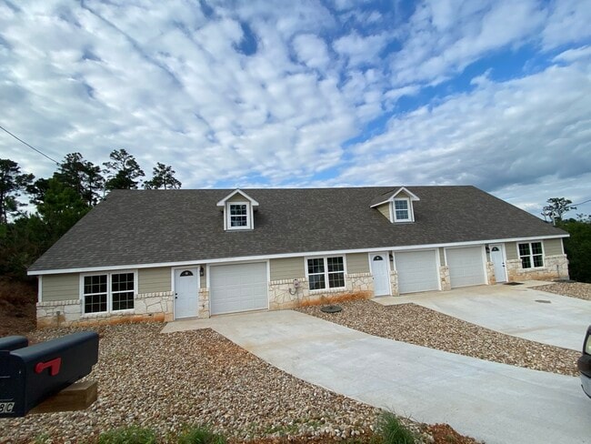 3 unit triplex Tahitian Village Bastrop - 158 Koloiki Ln Unit B