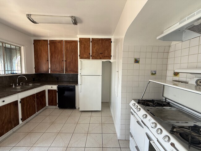 Kitchen - 2817 S Sycamore Ave Unit 2817 S Sycamore Ave