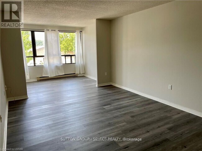 Photo - 204 - 135 BASELINE ROAD Unit 204