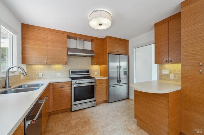 Photo - 125 Bayview Ave