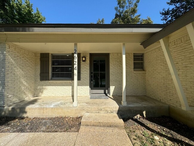 Photo - 2624 Woodlawn Dr