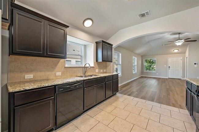 Photo - 5641 Sacco St