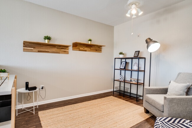 4BR, 4BA Flat - 1,282SF