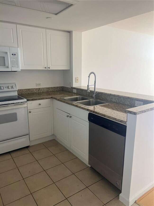 Photo - 19501 W Country Club Dr Unit 611